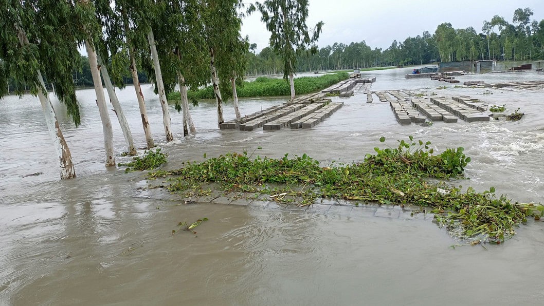 বিপৎসীমার ওপরে আত্রাই নদের পানি